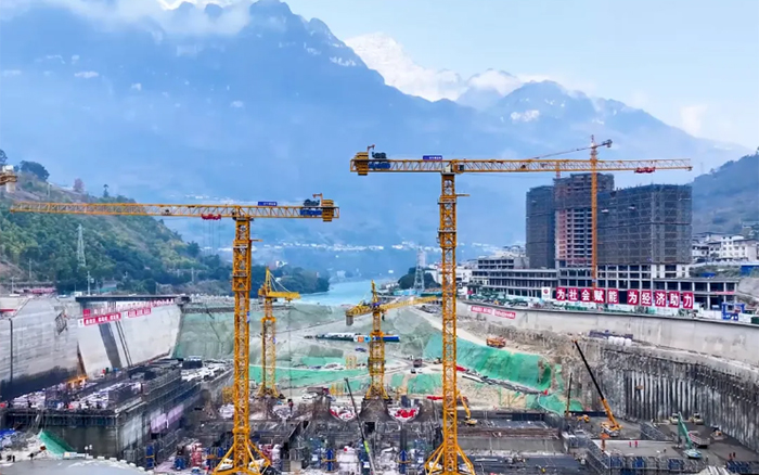峡谷之间， 大渡河畔，总行走“钢铁巨人”助力水电建设