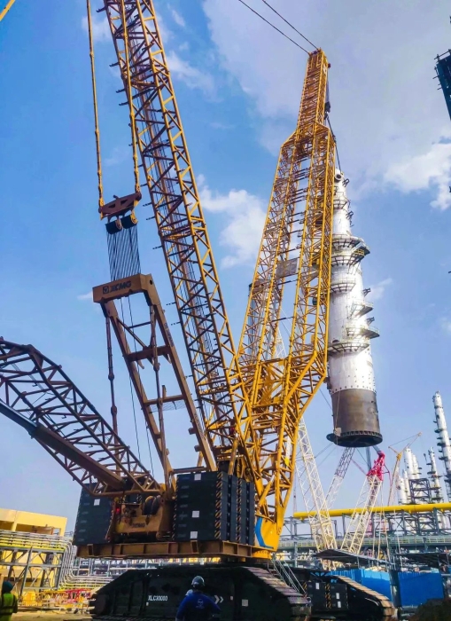 奔赴海外！总履带起重机跨海助建大型石油炼化项目