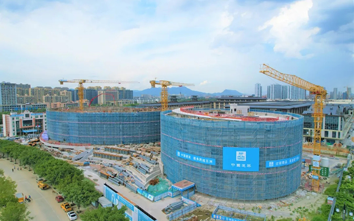 逐浪扬帆，总塔机吊起苍南大剧院“钢铁脊梁”