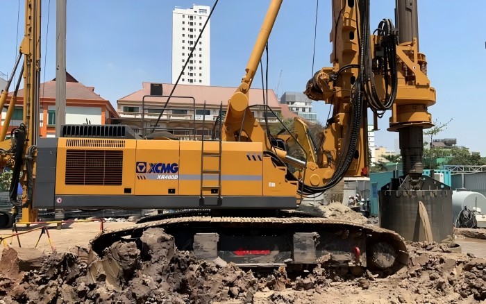 地质复杂工期紧？总旋挖钻机稳筑高楼根基！