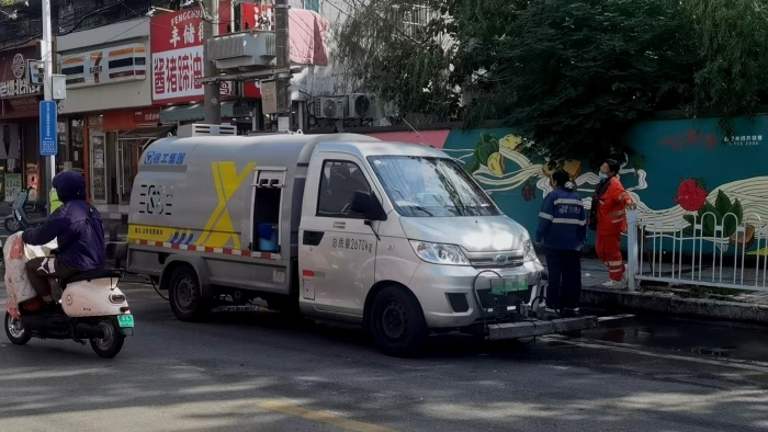 徐州这条网红巷的“脸面”，竟被这台车承包了？！