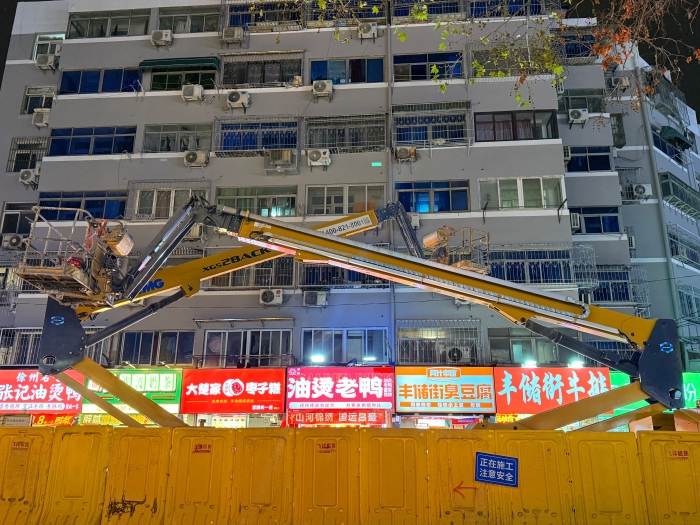穿街过巷的“改造艺术家”！总电动直臂高空作业平台精准施技丰储街改造