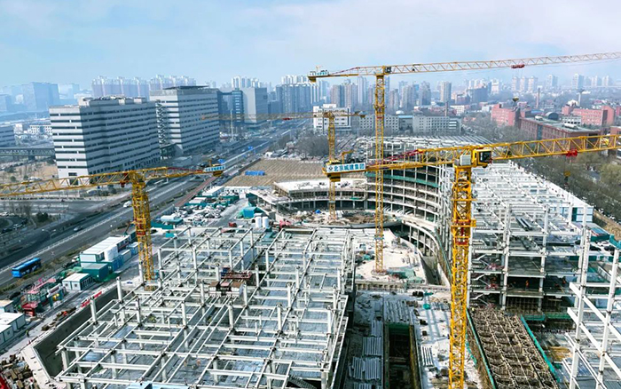 多台大吨位塔机助建北京口腔医院