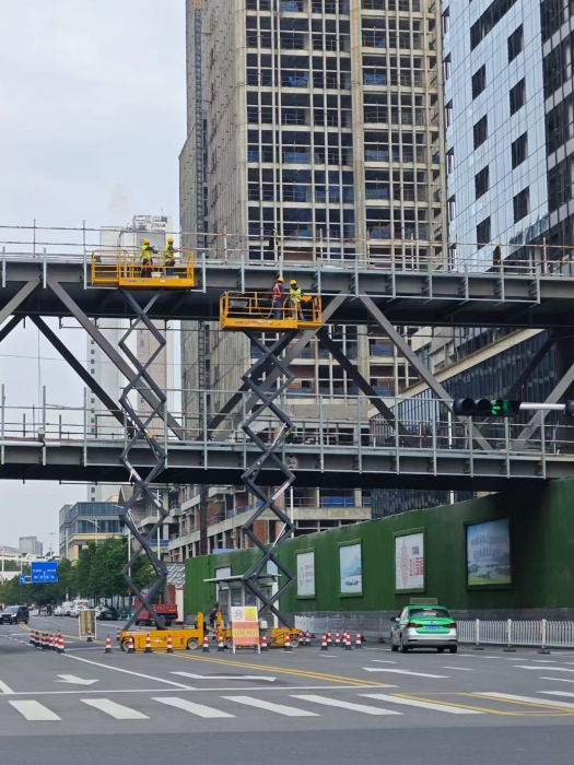 小巧身手大作为！总剪叉车助力市政桥梁焕新颜