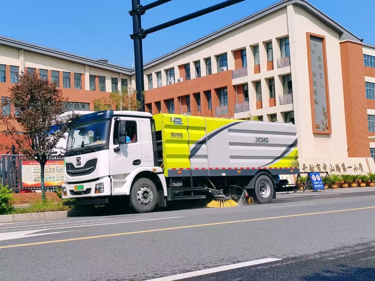 总洗扫车“硬核出击”，开封中山路焕新升级