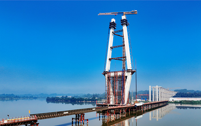 216.6米！总塔机助建汉阳湖岷江特大桥主塔封顶