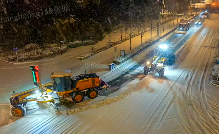 暴雪来袭！数十台平地机集体出动，守护出行安全
