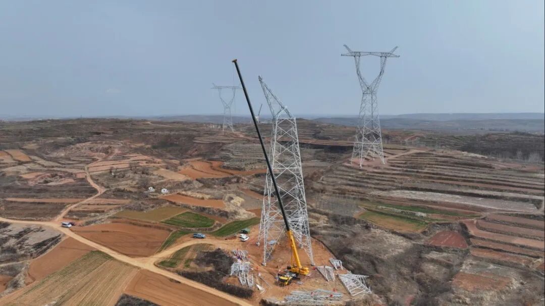 90米高空“搭积木”！总XCT300G8-1如何“稳”赢特高压线塔？