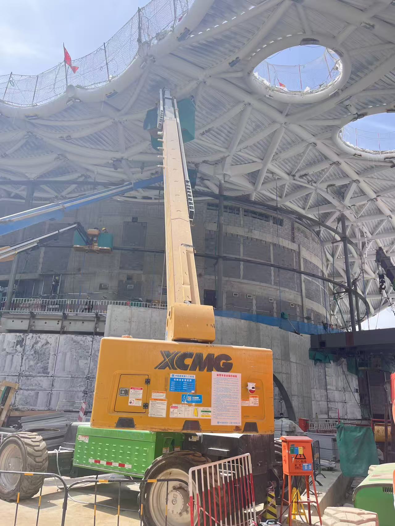 云端起舞！总高空作业平台助力雄安“财富之门”幕墙精准“换装”